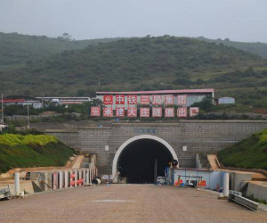2021年11月弥蒙铁路大庄隧道铣刨施工