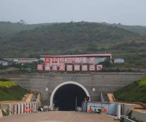 2021年11月弥蒙铁路沿线隧道铣刨施工